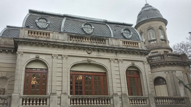 Dónde queda el palacio con estilo francés que puede visitarse gratis en Buenos Aires. Qué hacer en Museo Palacio Raggio y cuánto cuesta la entrada.