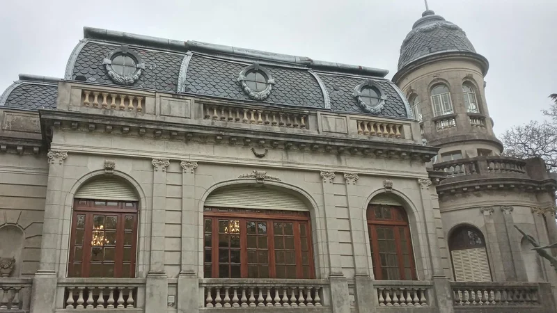 Dónde queda el palacio con estilo francés que puede visitarse gratis en Buenos Aires. Qué hacer en Museo Palacio Raggio y cuánto cuesta la entrada.