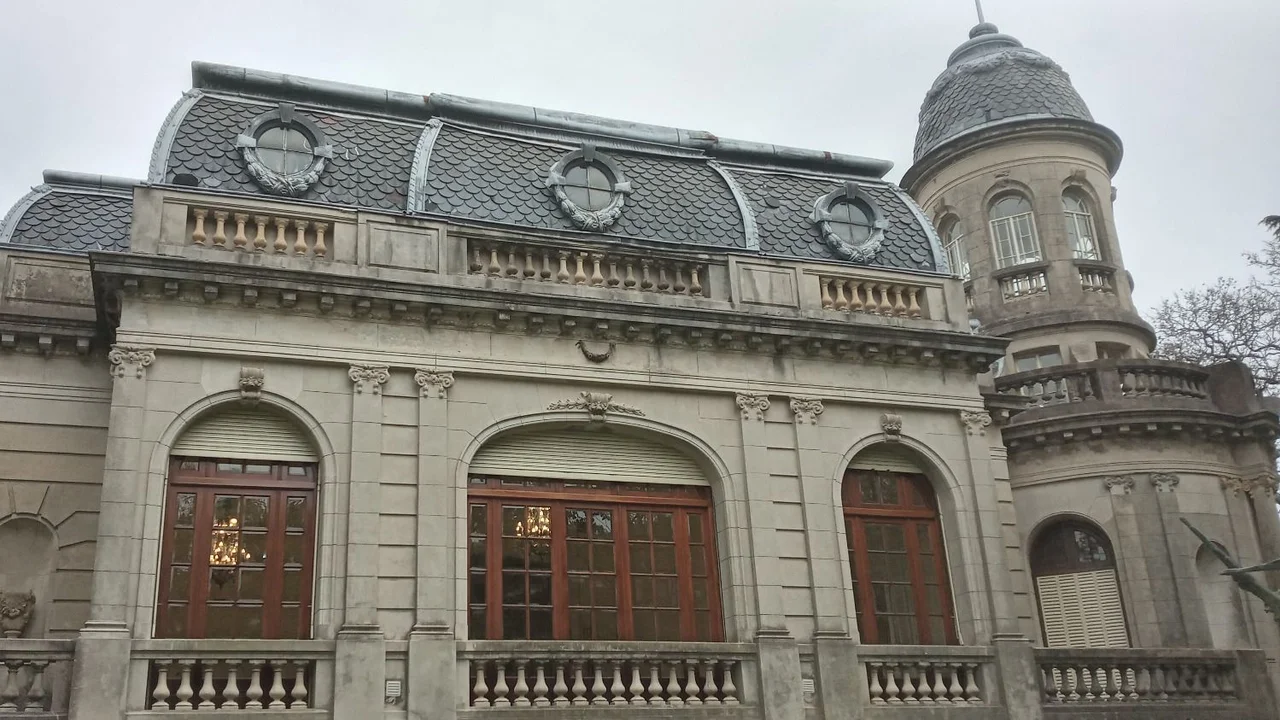 Dónde queda el palacio con estilo francés que puede visitarse gratis en Buenos Aires. Qué hacer en Museo Palacio Raggio y cuánto cuesta la entrada.