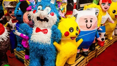 ¿De dónde viene la tradición de romper una piñata en los cumpleaños?