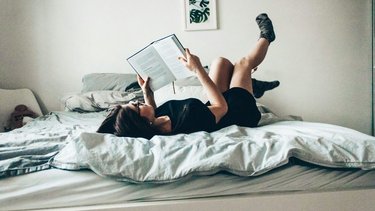 ¿Por qué leer en la cama despierta el sueño?