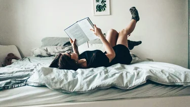 ¿Por qué leer en la cama despierta el sueño?