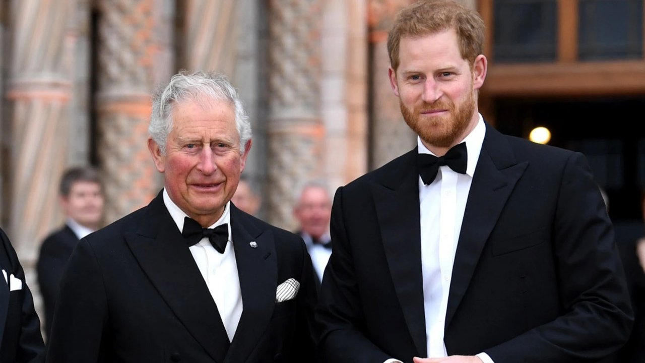 El rey Carlos III y el príncipe Harry