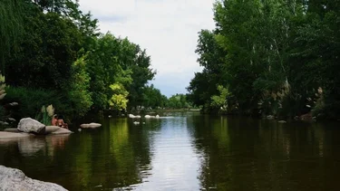El tesoro escondido de Córdoba: dónde queda el río de aguas tibias que es ideal para visitar