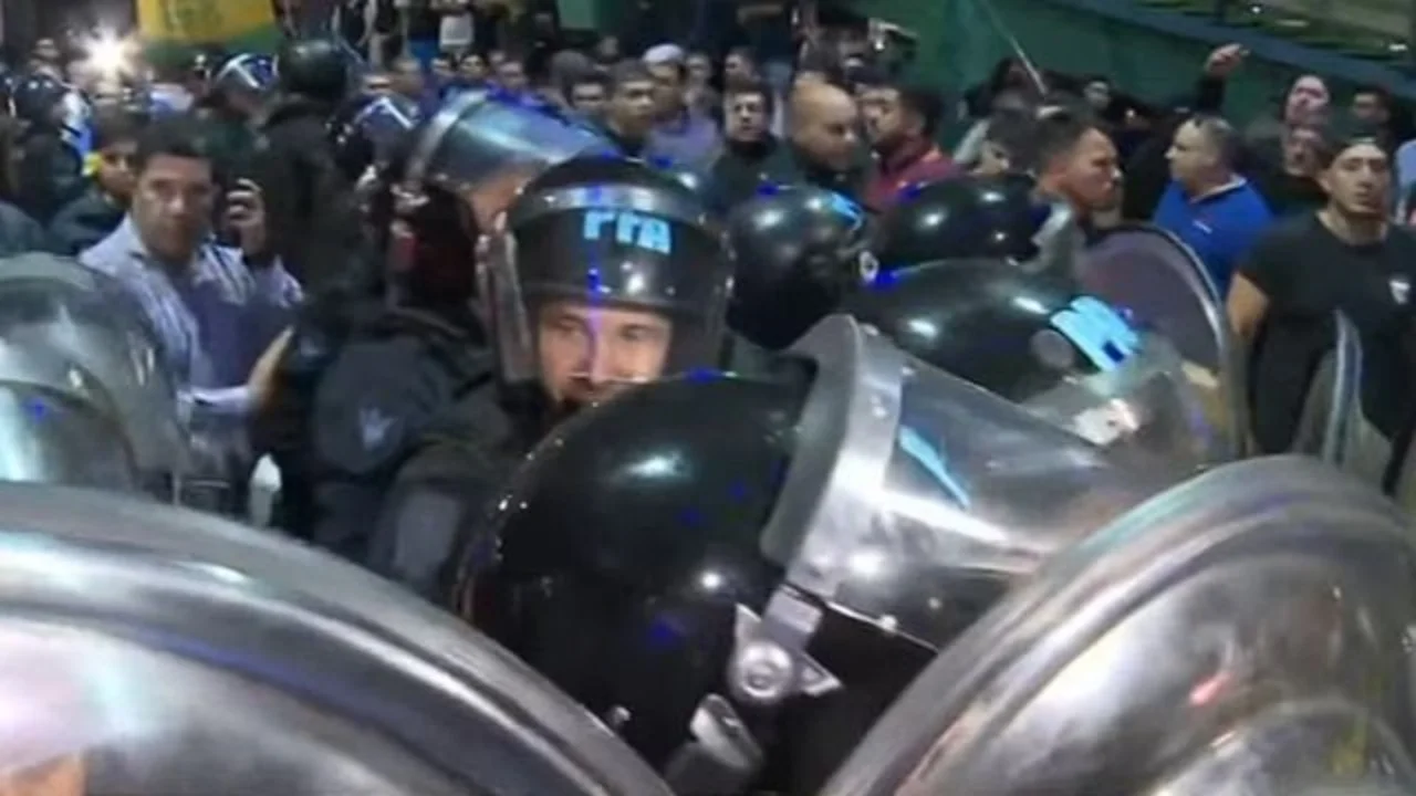 Demoras en la vuelta a casa mientras los choferes reclaman por paro indeterminado