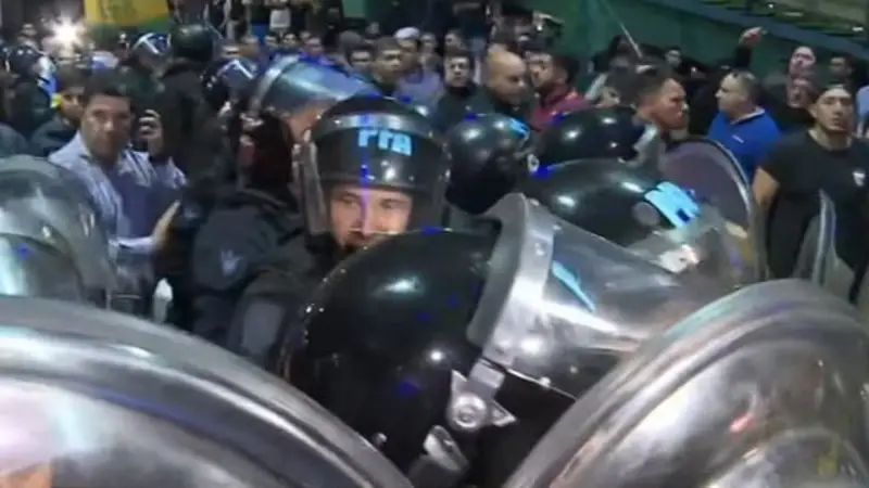 Demoras en la vuelta a casa mientras los choferes reclaman por paro indeterminado Demoras en la vuelta a casa mientras los choferes reclaman por paro indeterminado