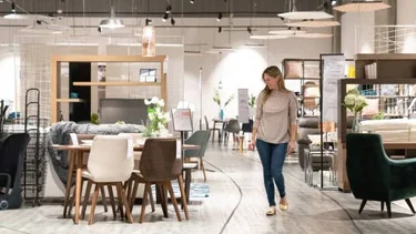 Muebles a mitad de precio: las cadenas de supermercados que liquidan estos productos