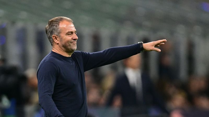 Flick echa humo por las decisiones arbitrales en la derrota del Barça ante el Inter