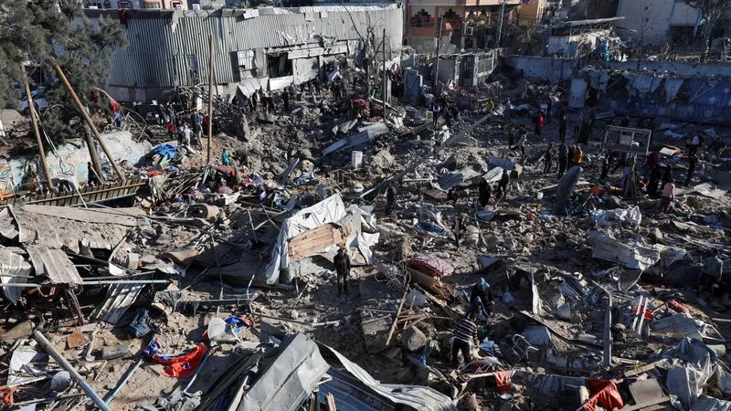 Ataques israelíes matan a 13 personas en una escuela de Gaza que albergaba a familias desplazadas