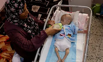 Matar de hambre a bebés y niños palestinos: crece la condena a la guerra de Israel | Ofensiva contra la franja de gaza