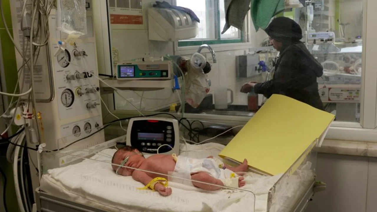 La hambruna en Gaza se extiende al sector sanitario mientras persiste el bloqueo israelí