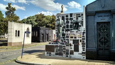 Asombro en el tango por lo que pasó con el mausoleo de Carlos Gardel