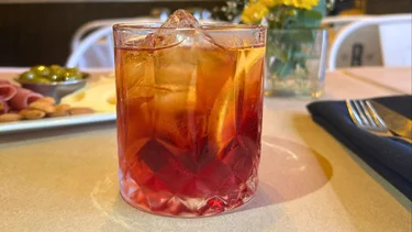 El bar de Buenos Aires que ofrece 2 cócteles y vermouth por $18.000: en dónde queda y qué ofrece