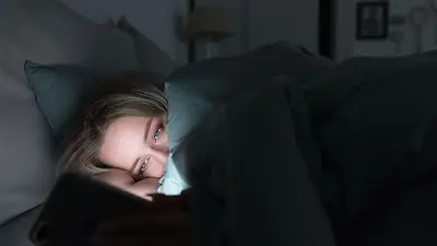 Los motivos por los cuales se debería dejar de usar el celular antes de dormir. Los motivos por los cuales se debería dejar de usar el celular antes de dormir.