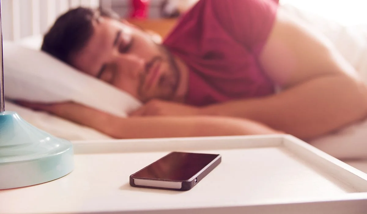 Los motivos por los cuales se debería dejar de usar el celular antes de dormir.