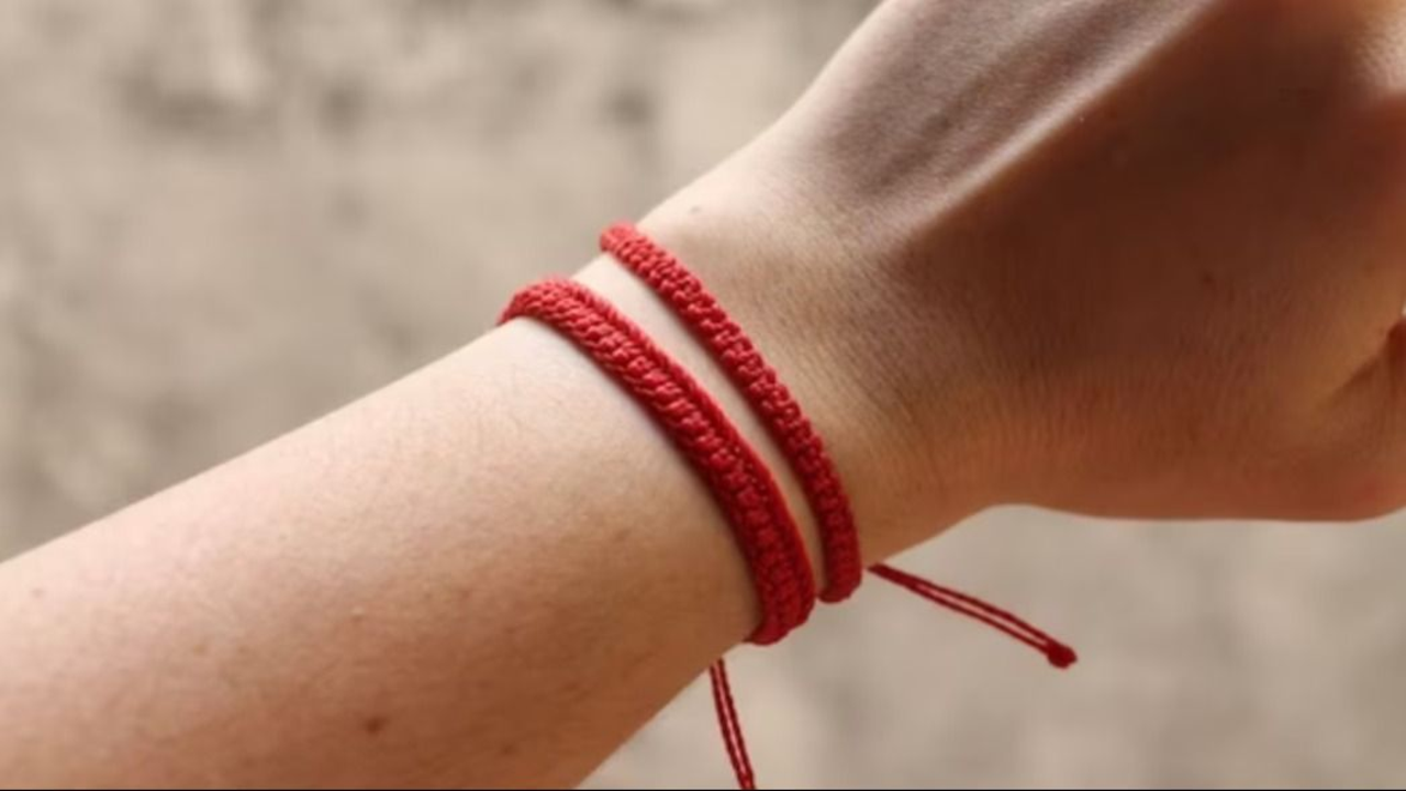 Pulsera roja.