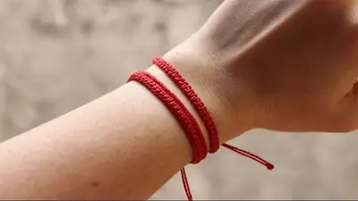 Pulsera roja. Pulsera roja.
