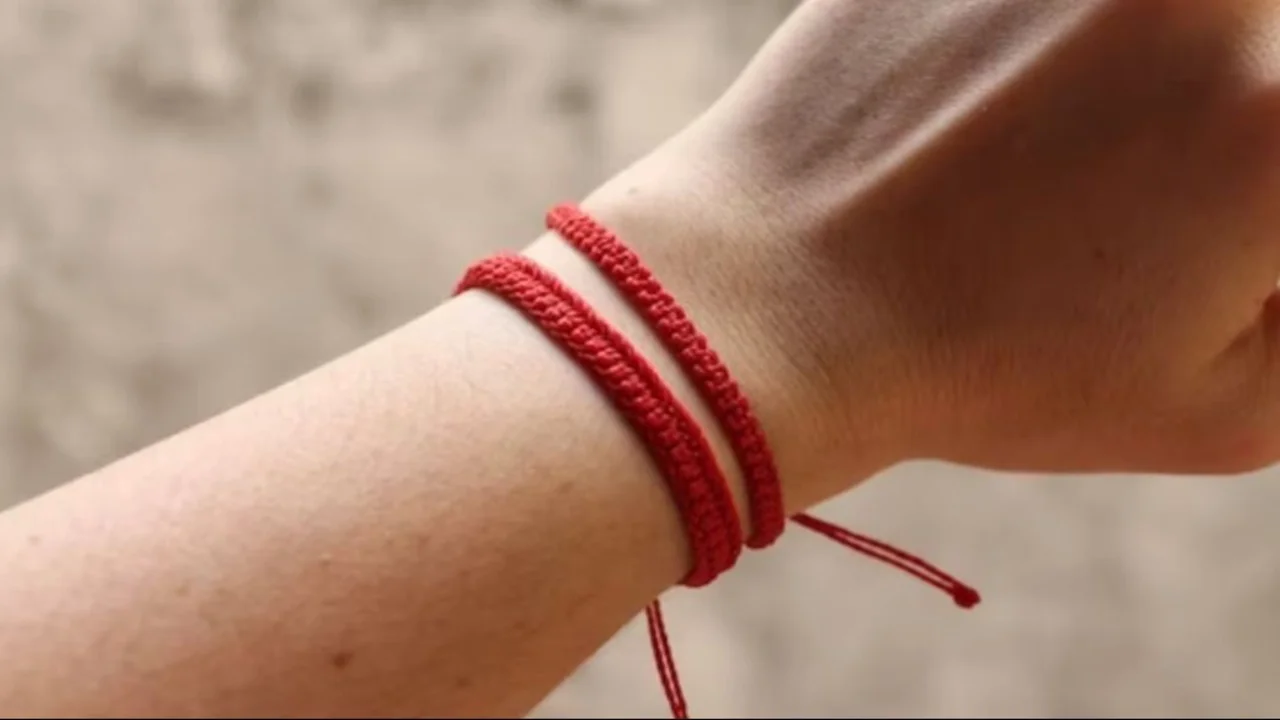 Pulsera roja.