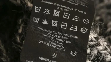 Todas las etiquetas de ropa incluyen dibujos para usar como recomendaciones