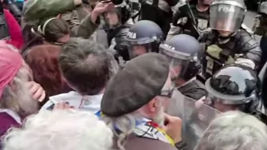 Marcha de jubilados al Congreso: tensión con la Policía y demorados