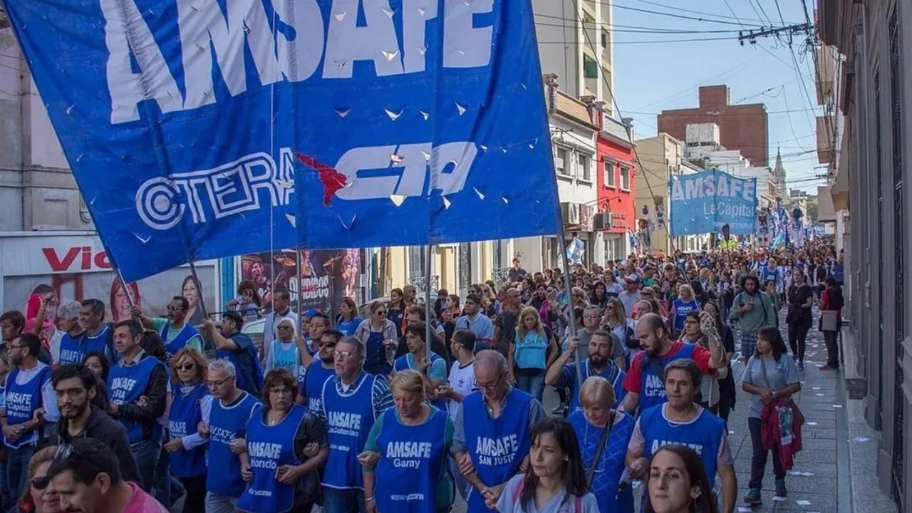 Reforma previsional: docentes de Santa Fe llevan su reclamo contra Pullaro a la Corte Suprema