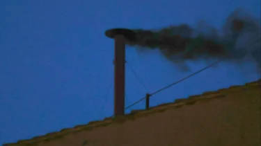 Cónclave en vivo hoy, día 2: segunda fumata negra para elegir al nuevo papa