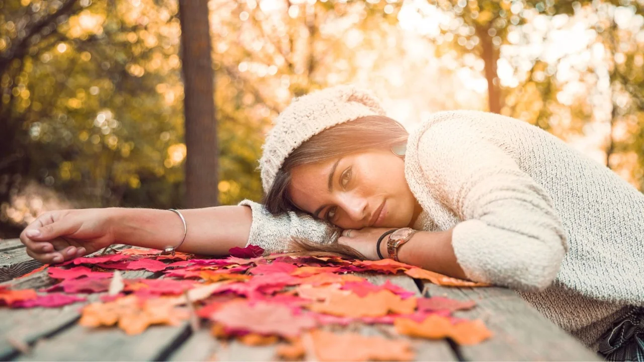 Cuál es el trastorno que surge en otoño e invierno. Por qué estoy más triste en otoño e invierno. Tristeza en otoño e invierno por qué pasa eso.