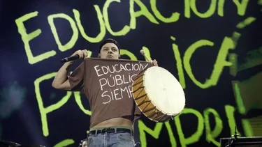 De los subtes a los escenarios: Willy Bronca, el artista que mezcla su herencia multicultural con letras de conciencia social