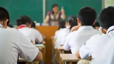 Estudiantes en el aula Estudiantes en el aula