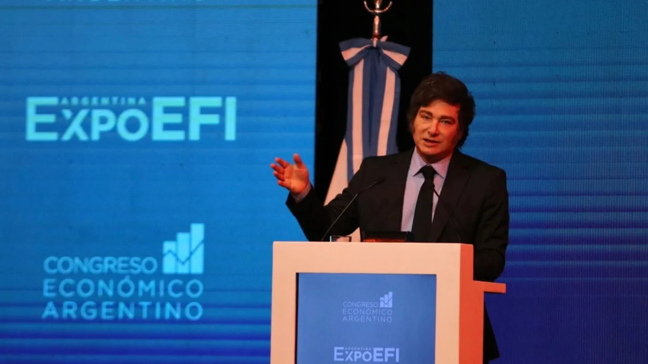 Milei no repunta ni en las redes pero al menos logró instalar el "mandriles"