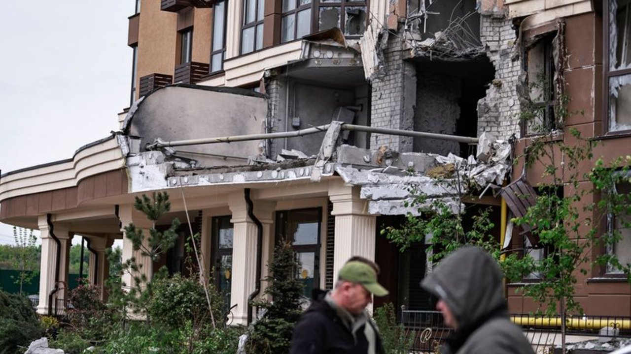 Ucrania dice que Rusia están violando su propio alto el fuego de tres días y lo califica de "farsa"