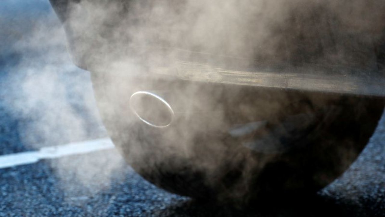 La UE supera el último obstáculo para suavizar los objetivos de emisiones de CO₂ de los coches