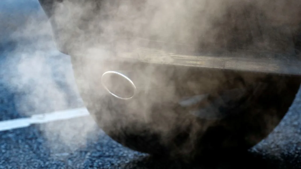 La UE supera el último obstáculo para suavizar los objetivos de emisiones de CO₂ de los coches
