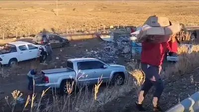Chubut: un camión volcó, el chofer murió y los vecinos saquearon la mercadería Chubut: un camión volcó, el chofer murió y los vecinos saquearon la mercadería