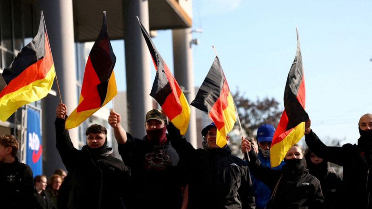 La agencia de espionaje alemana suspende la clasificación de "extremista" para el partido AfD