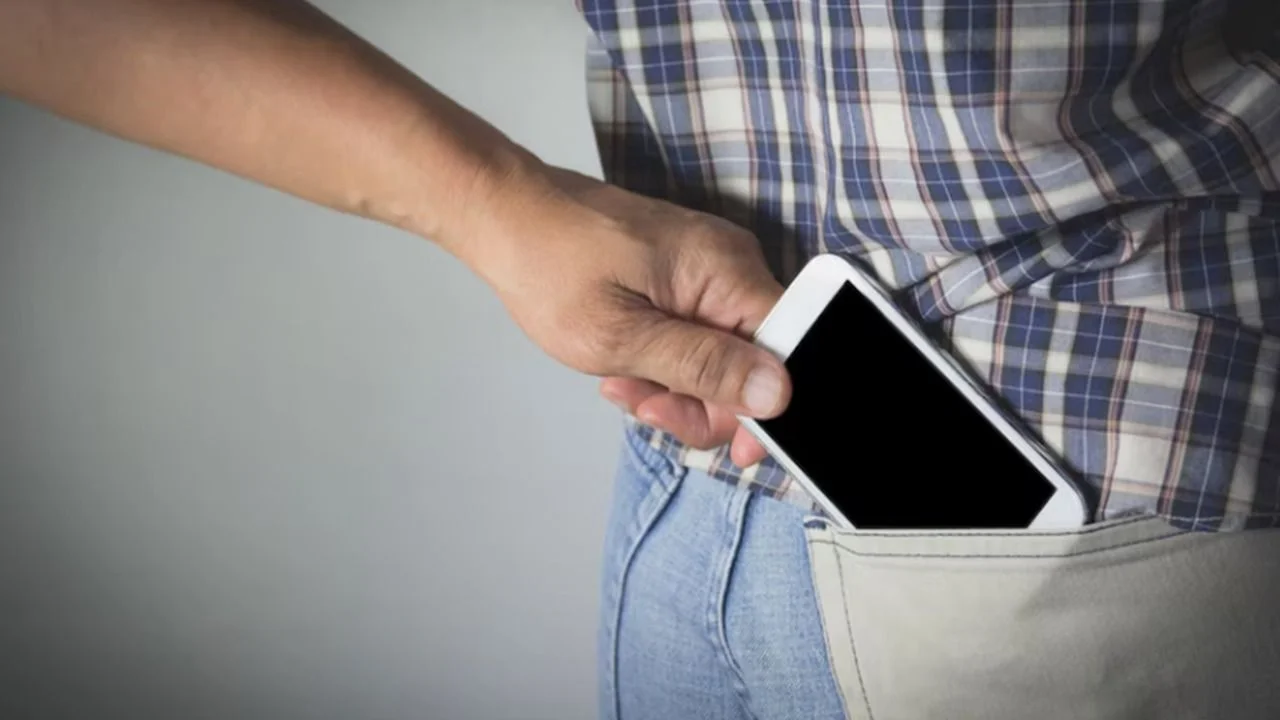 Una persona agarrando un celular