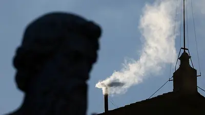Humo blanco anuncia elección de nuevo papa, identidad se conocerá en breve Humo blanco anuncia elección de nuevo papa, identidad se conocerá en breve