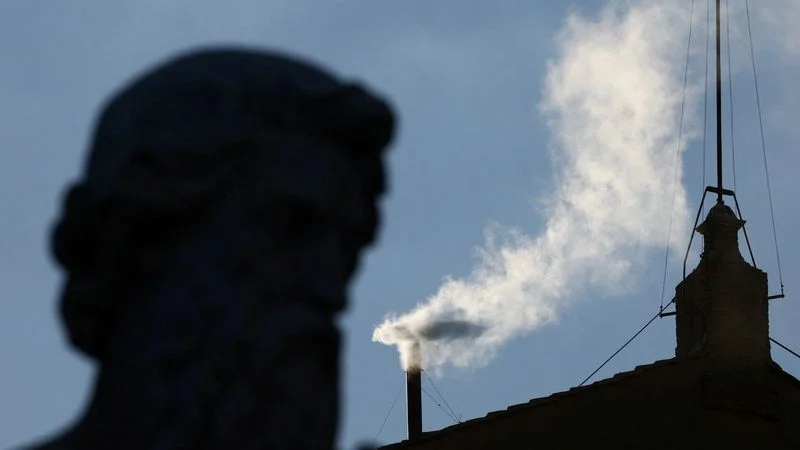 Humo blanco anuncia elección de nuevo papa, identidad se conocerá en breve