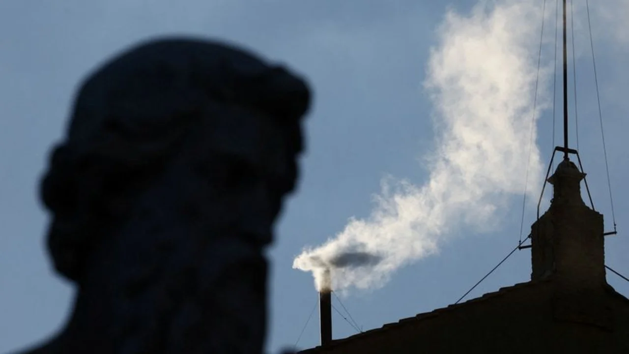 Humo blanco anuncia elección de nuevo papa, identidad se conocerá en breve
