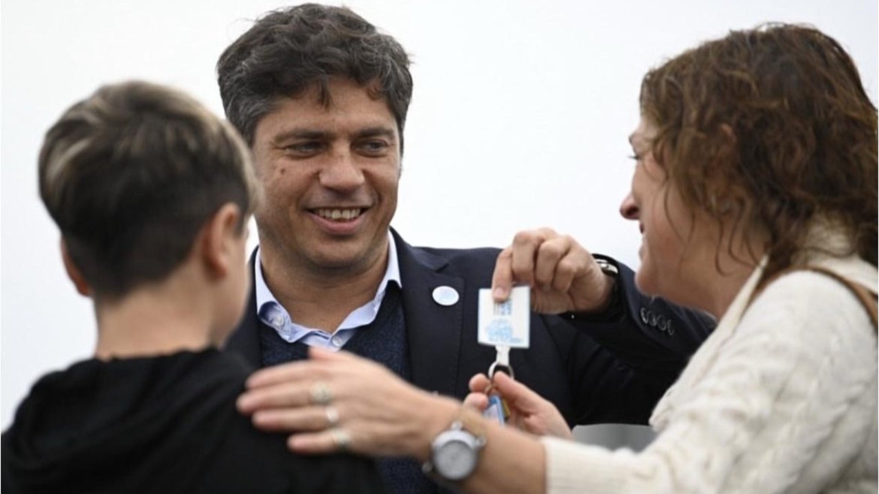 El día que Milei disolvió el fondo para construir viviendas, Kicillof entrega casas en PBA