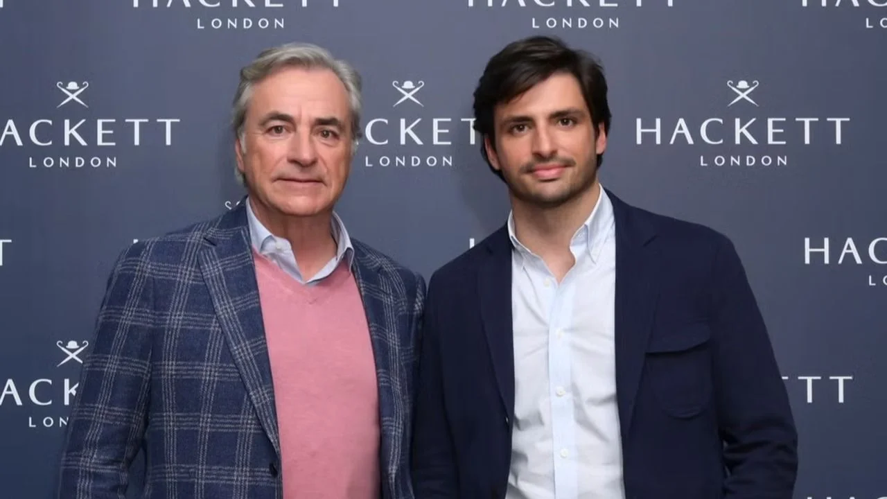 Carlos Sainz padre junto a su hijo.