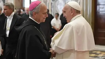 Robert Prevost junto al Papa Francisco. Robert Prevost junto al Papa Francisco.