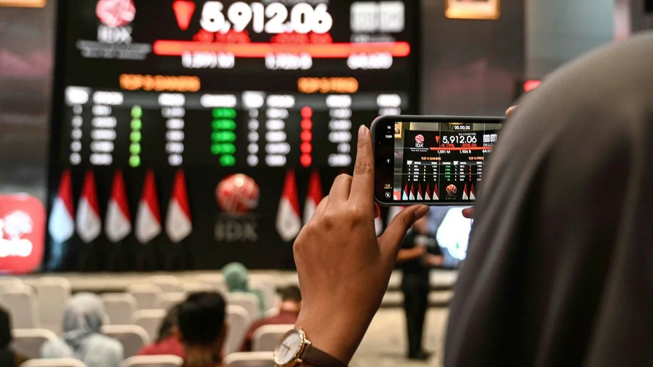Las acciones cerraron con alzas de casi 10% y los bonos se negociaron mixtos