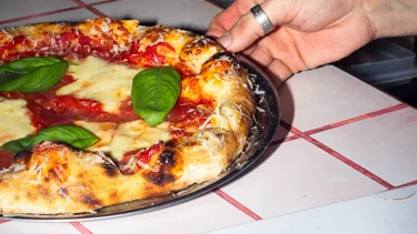 Pizzas estilo napolitano, platitos y amplia carta de vinos: el lugar de Buenos Aires que se volvió un éxito para salir a comer