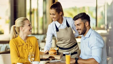 Si hacés esto cuando vas a un restaurante sos una persona empática, según la psicología