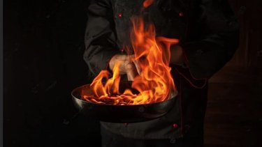 ¿Por qué no hay que usar agua cuando el aceite se quema?