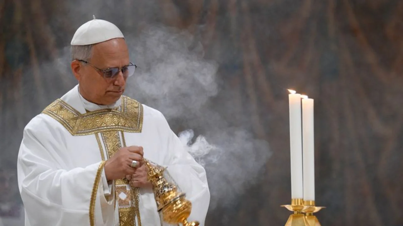 Papa León realiza su primer viaje fuera del Vaticano y visita un santuario cerca de Roma