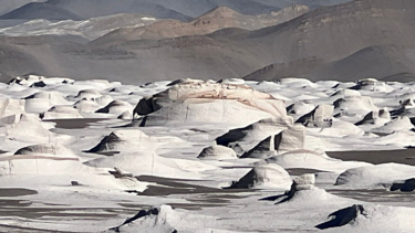 Escapada: el pueblo que guarda un paisaje lunar único y parece salido de una película