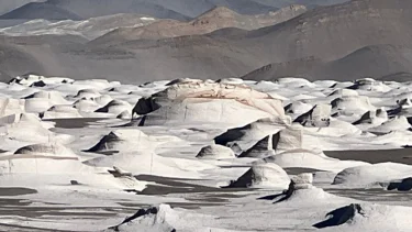 Escapada: el pueblo que guarda un paisaje lunar único y parece salido de una película