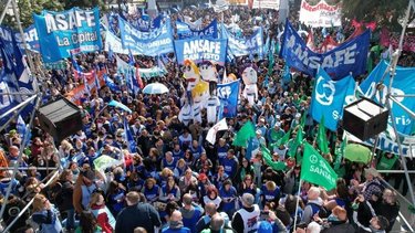 Tras la irrisoria oferta paritaria de Pullaro, gremios de Santa Fe se encaminan al paro: "No alcanza"